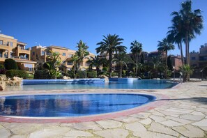 Piscine extérieure, chaises longues