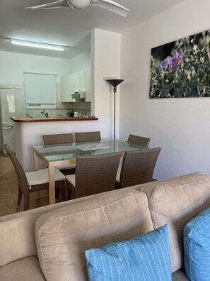 Télévision, lecteur de DVD, livres