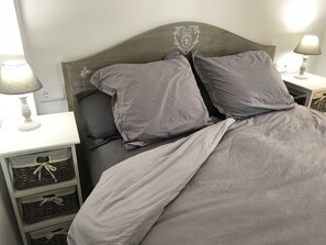 1 habitación, tabla de planchar con plancha, wifi gratis y ropa de cama 