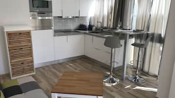Een koffiezetapparaat/waterkoker, een koelkast, een magnetron
