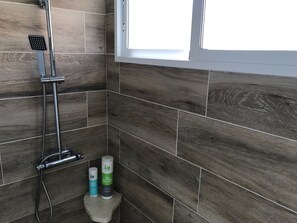 Secadora de cabello, toallas, jabón, shampoo 