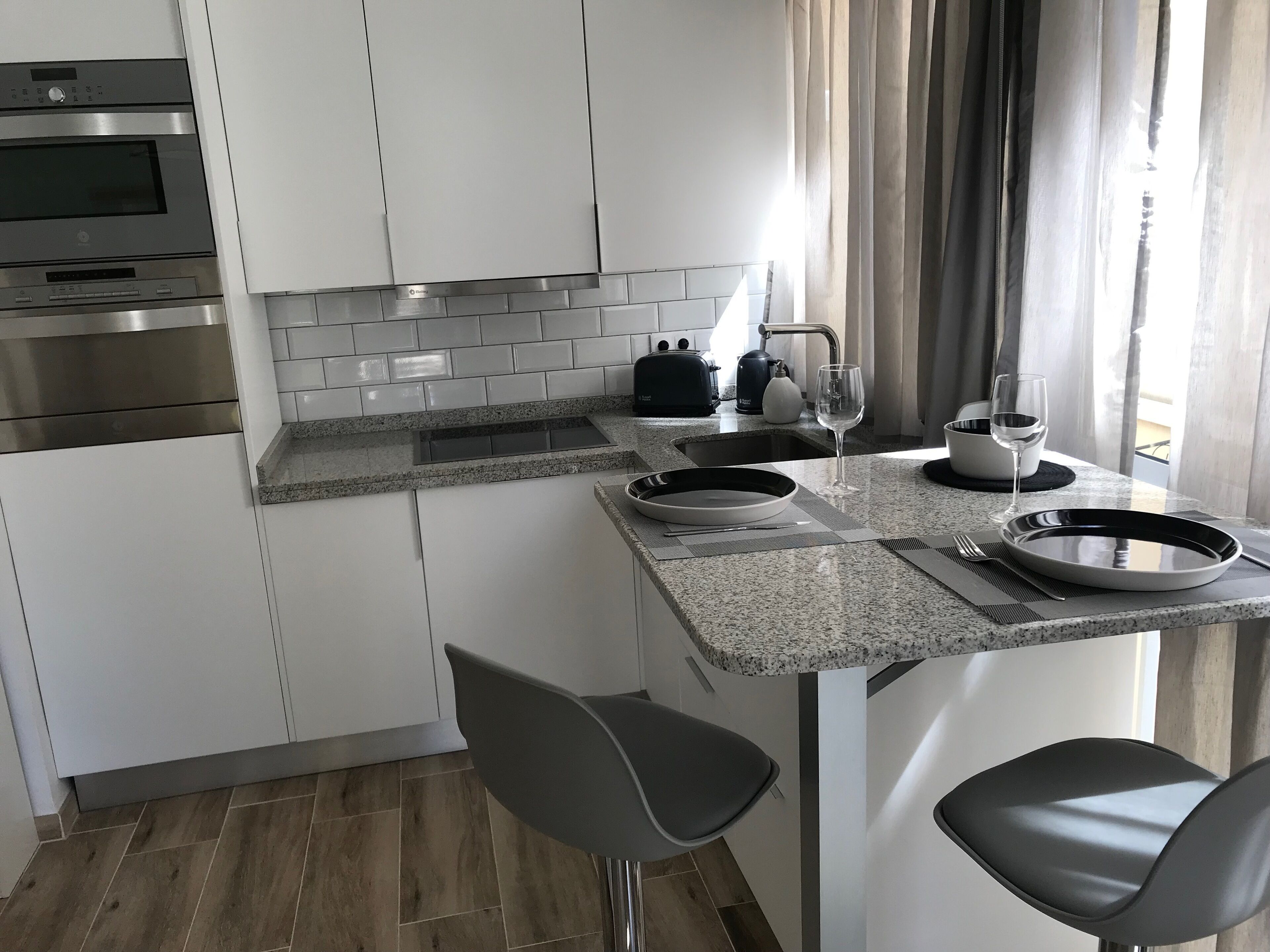 Een koelkast, een magnetron, een kookplaat, een vaatwasser