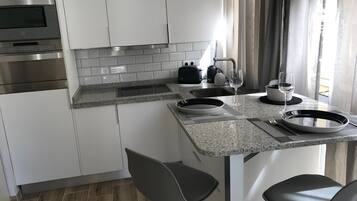 Frigorífico, microondas, placa de cocina y lavavajillas