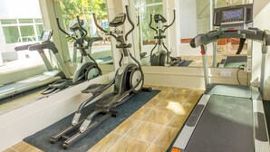 A gym with treadmills, stationary bikes, and elliptical machines. - Sky View Bed & Breakfast (Yangon)