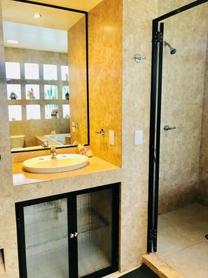 Ensemble douche/baignoire, baignoire à jets, serviettes fournies