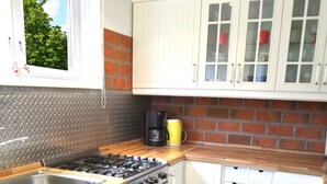 Cafetera y tetera, refrigerador, microondas y horno 