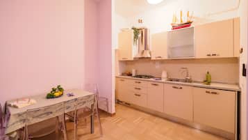Departamento, 1 habitación, cocina | Cocina privada | Parrilla de estufa, cafetera de espresso y cafetera y tetera