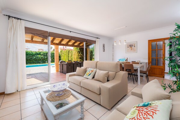 Smart TV, fireplace, video games, DVD player