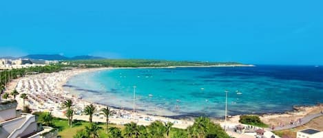 Una playa cerca, toallas de playa