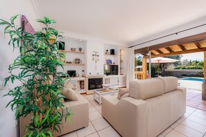 Smart TV, lareira, videogames, DVD player