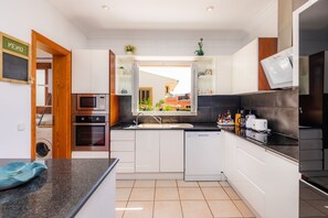 Fridge, microwave, oven, stovetop - GREAT VILLA WITH PRIVATE POOL, CLOSE TO THE BEACH, FULLY EQUIPED. (SA COMA, SANT LLORENC, MALLORCA, BALEARES)