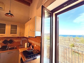 Fridge, oven, stovetop, coffee/tea maker - Typical house with terrazzo overhanging seen sea (Monopoli)