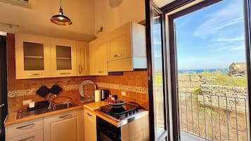 Kühlschrank, Ofen, Herdplatte, Wasserkocher mit Kaffee-/Teezubehör