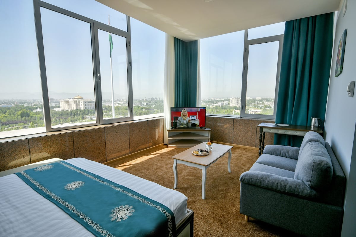 Deluxe-Doppelzimmer, 1 King-Bett, eigenes Bad, Stadtblick | Hochwertige Bettwaren, Zimmersafe, Schreibtisch, schallisolierte Zimmer