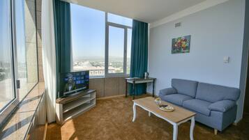 Deluxe Double Room, 1 King Bed, Private Bathroom, City View | Premium bedding, in-room safe, desk, soundproofing