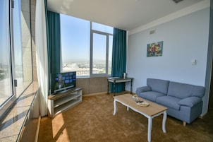 Habitación Deluxe doble, 1 cama de matrimonio grande, baño privado, vistas a la ciudad | Ropa de cama de alta calidad, caja fuerte, escritorio