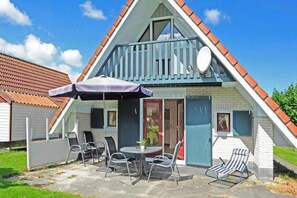 Exterior - Modern Holiday home at a typical dutch canal, close to the Lauwersmeer (Anjum)