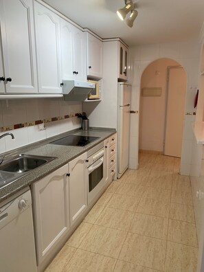 Kjøleskap, mikrobølgeovn, ovn og kokeplater