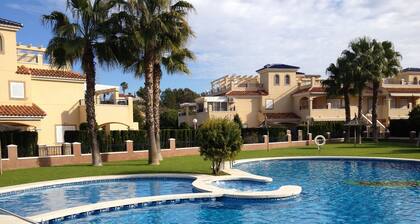 Makellose 2-Bett-Wohnung im Erdgeschoss in Wohnanlage mit Pool