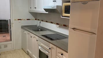 Frigorífico, microondas, horno y placa de cocina