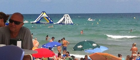 Una spiaggia nelle vicinanze