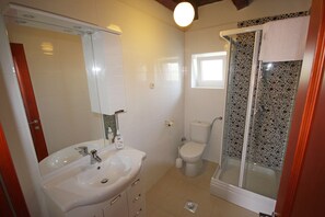 Een douche, handdoeken
