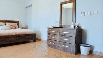 Habitación superior, vistas a la piscina | Caja fuerte, escritorio, cortinas opacas y wifi gratis