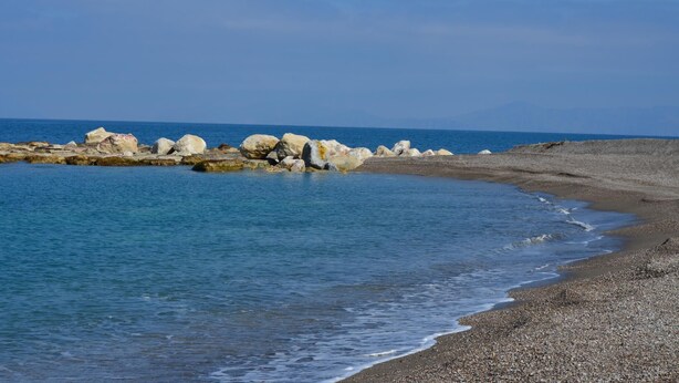 A rocky shoreline with clear blue water and a pebbly beach. - Michelangelo House, mono (Gioiosa Marea)