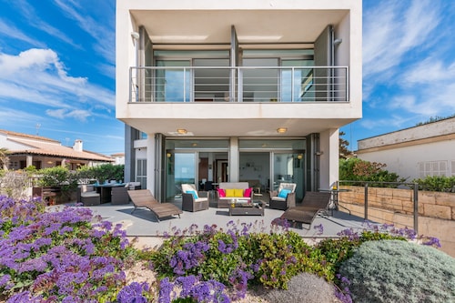 "Beach House" (ETV/8101) Beautiful villa with spectacular sea views.