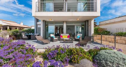 "Beach House" (ETV/8101) Beautiful villa with spectacular sea views.