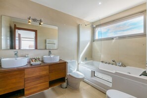 Bruser, hårtørrer, bidet, håndklæder