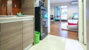 Standard Double Room | Private kitchenette | Fridge, microwave, coffee/tea maker, cookware/dishes/utensils