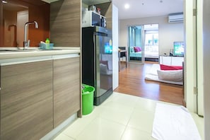 Standard Double Room  | Private kitchenette | Fridge, microwave, coffee/tea maker, cookware/dishes/utensils