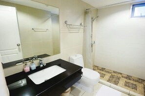 デラックス アパートメント 2 ベッドルーム | バスルーム | シャワー、バスアメニティ (無料)、タオル