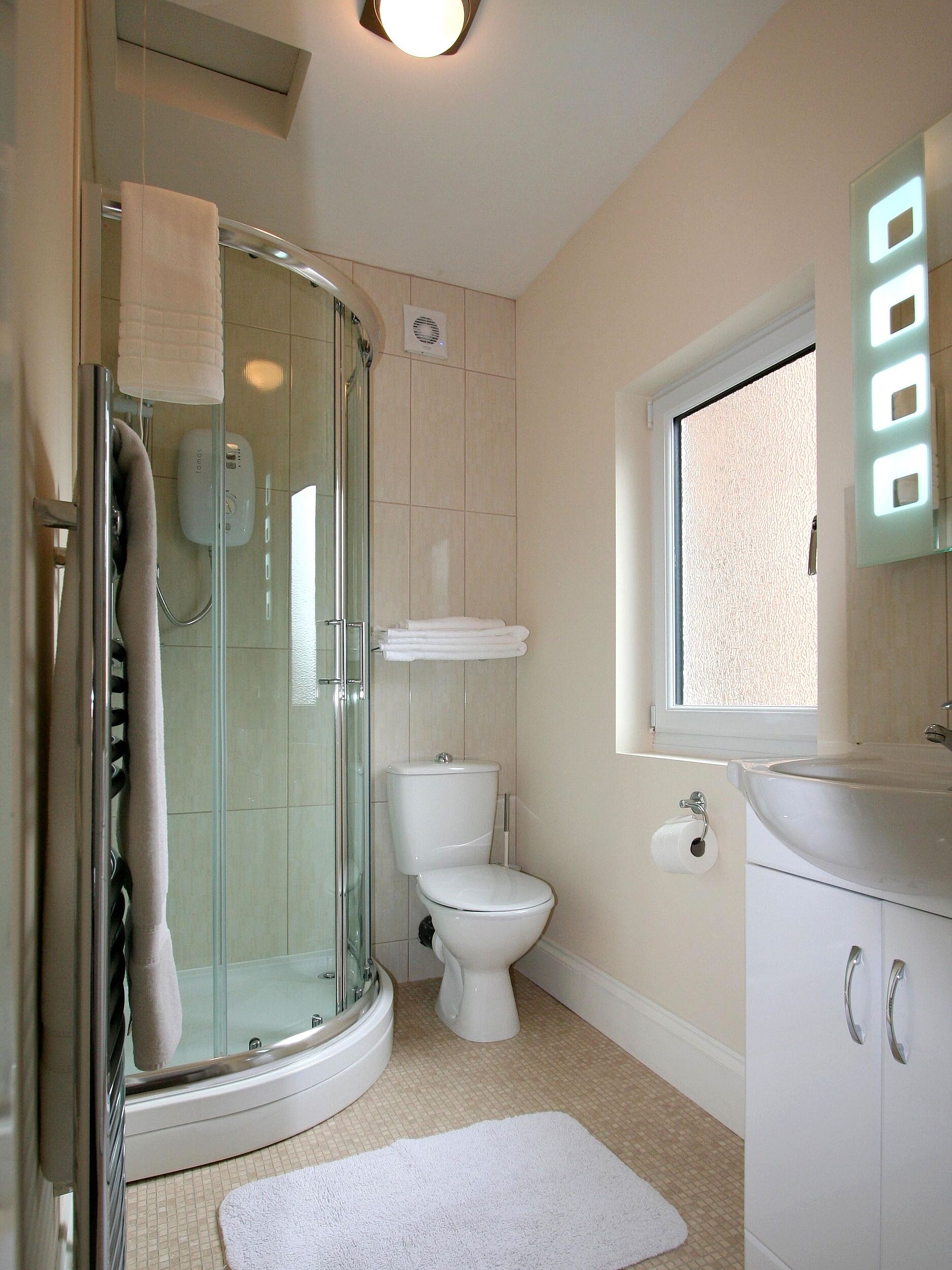 Douche, séchoir à cheveux, serviettes fournies, savon