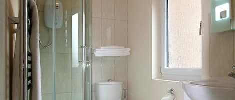 Douche, sèche-cheveux, serviettes fournies, savon