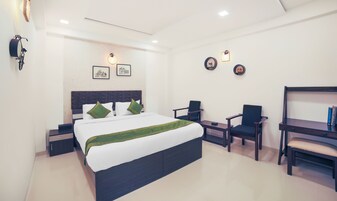 Deluxe Room | 1 bedroom, desk, iron/ironing board, rollaway beds