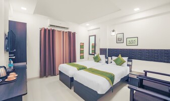 Standard Room | 1 bedroom, desk, iron/ironing board, rollaway beds