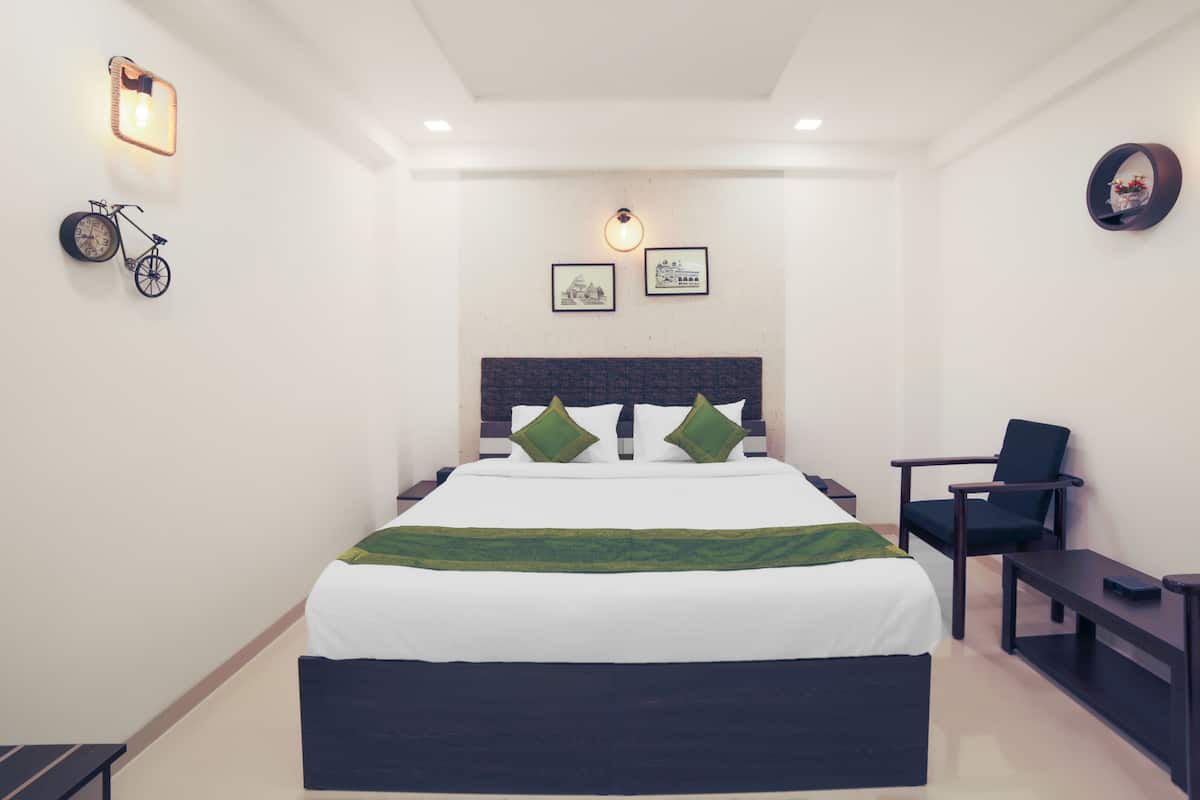Deluxe Room | 1 bedroom, desk, iron/ironing board, rollaway beds (surcharge)