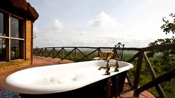 Deep soaking bathtub