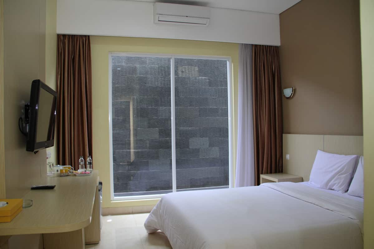 Desk, rollaway beds, free WiFi
