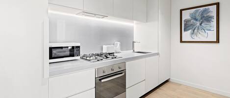 Großer Kühlschrank, Mikrowelle, Ofen, Herdplatte