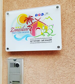 Entrada al alojamiento