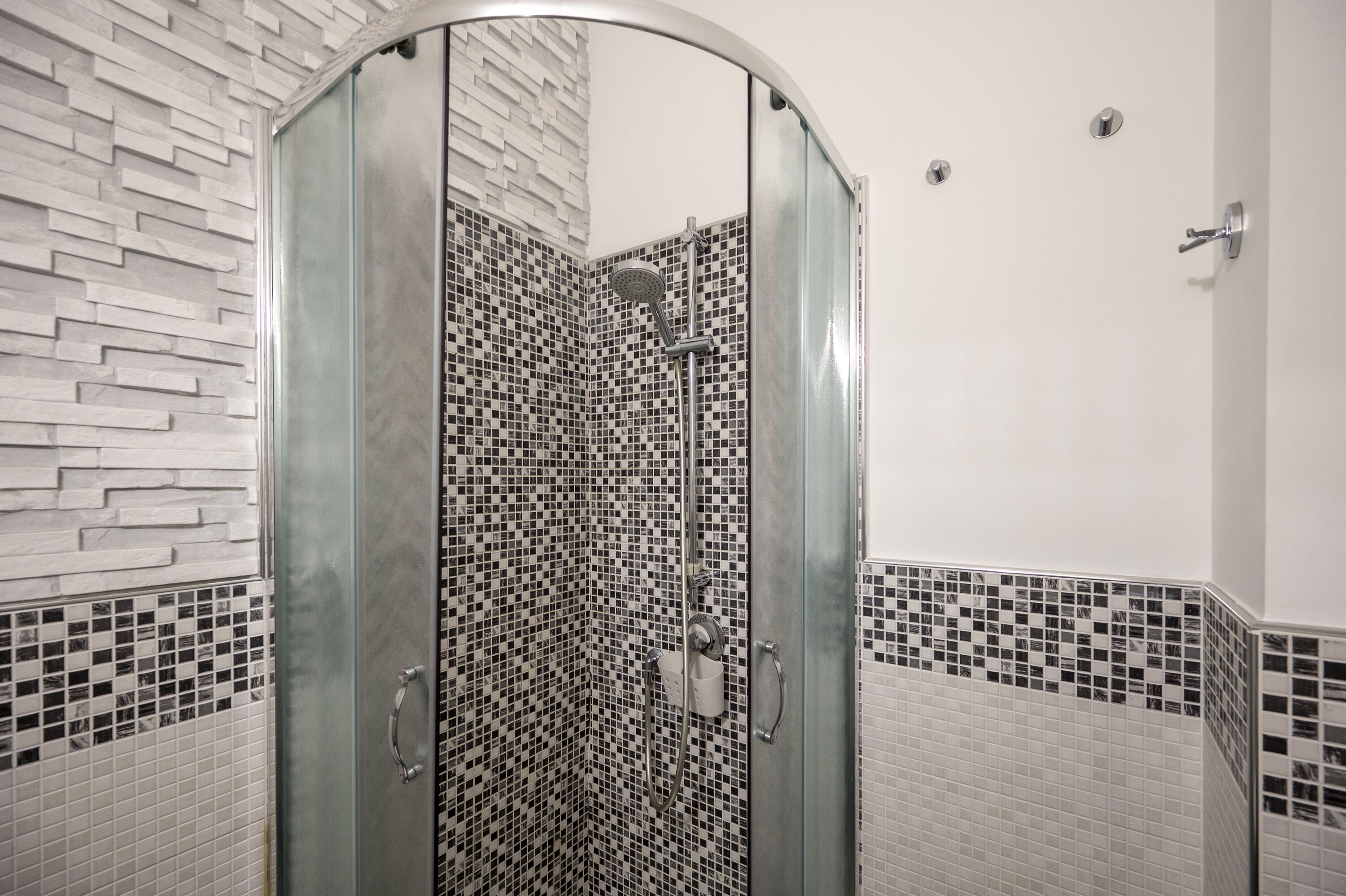 Standard-Doppelzimmer | Badezimmer | Dusche, Regendusche, kostenlose Toilettenartikel, Haartrockner