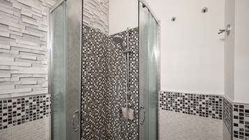 Doppia Standard | Bagno | Doccia, soffione a pioggia, set di cortesia gratuito, asciugacapelli