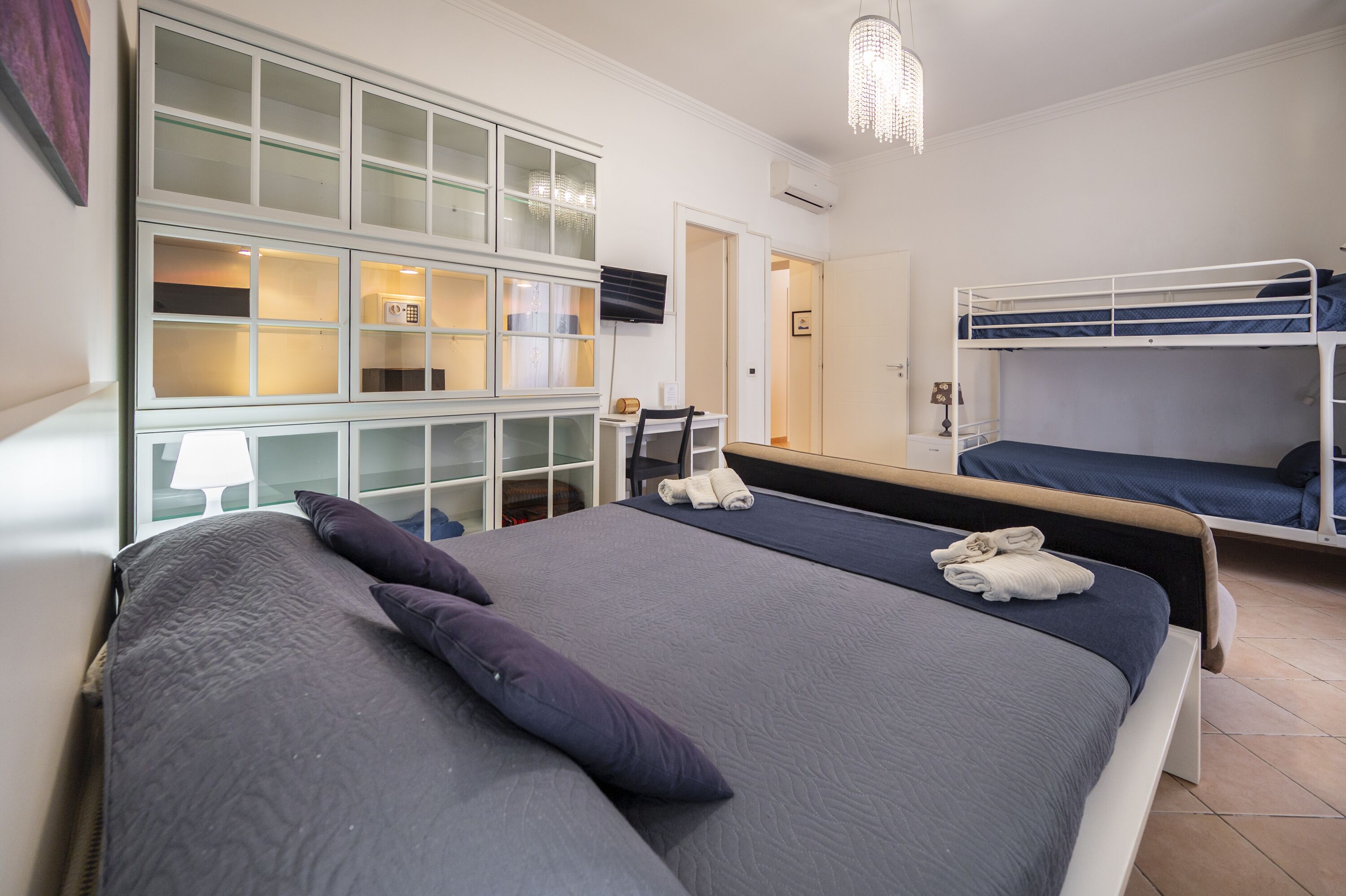 Standard Quadruple Room, Ensuite | Premium bedding, minibar, desk, blackout drapes