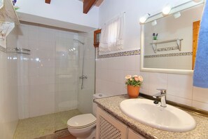 Douche, sèche-cheveux, serviettes fournies, papier toilette