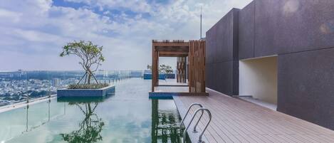 Hồ bơi ngoài trời