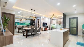 Familie appartement | Woonruimte | Een 55-inch smart-tv met kabelzenders en een televisie