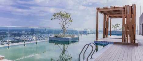 Hồ bơi ngoài trời